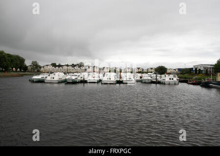 Marina de plaisance sur la rivière Shannon à Carrick on Shannon au printemps. Banque D'Images