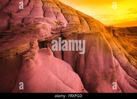Cheminées dans Badlands au coucher du soleil, vallée de la rivière Red Deer, près de Drumheller, Alberta, Canada Banque D'Images