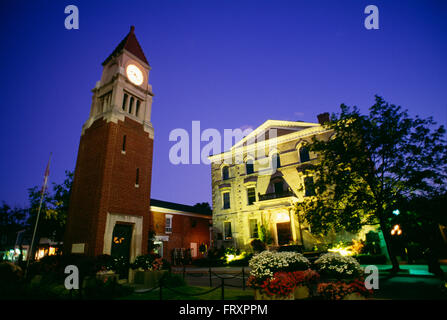 Tour de l'horloge Memorial dans la ville historique de Niagara on the Lake, Ontario, Canada Banque D'Images