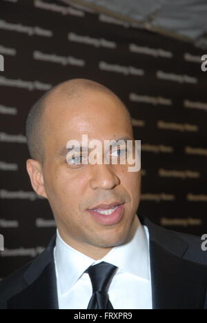 Washington, DC., USA , 21 avril 2007 Cory Booker arrive à la Bloomberg après partie à la suite du dîner annuel des correspondants de la Maison Blanche à l'hôtel Hilton de Washington. Anthony Cory Booker, est un homme politique et de l'United States junior le sénateur du New Jersey. Au moment de son élection au Sénat, il a été maire de Newark. Booker est né à Washington, D.C. et ensuite soulevé à Harrington Park, New Jersey. Il a fréquenté l'Université de Stanford, où il joue et a obtenu un baccalauréat ès arts en science politique et une maîtrise ès arts en sociologie. Credit : Mark Reinstein Banque D'Images