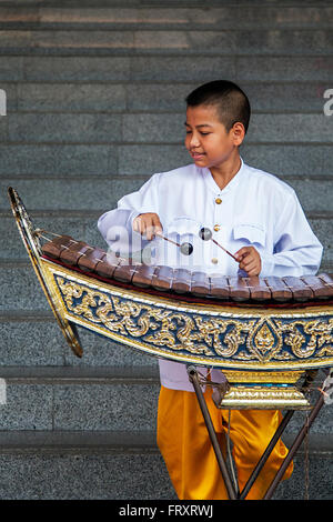 Garçon non identifié jouant du xylophone sur la rue de Bangkok, Thaïlande. Banque D'Images