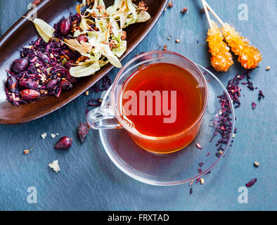 Tisane dans tasse transparente Banque D'Images