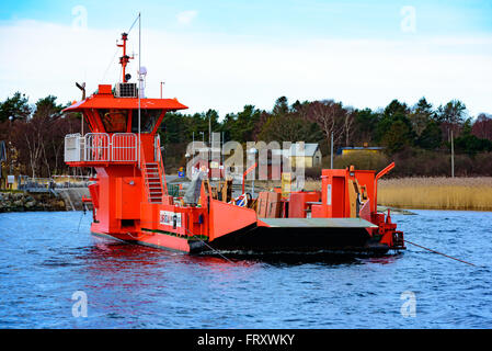 Torhamn, Suède - 18 mars 2016 : le câble orange vif exploité car-ferry entre le continent et l'île. Ytteron Ici vu Banque D'Images