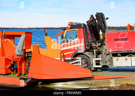 Torhamn, Suède - 18 mars 2016 : le câble orange vif exploité car-ferry entre le continent et l'île. Ytteron Ici vu Banque D'Images