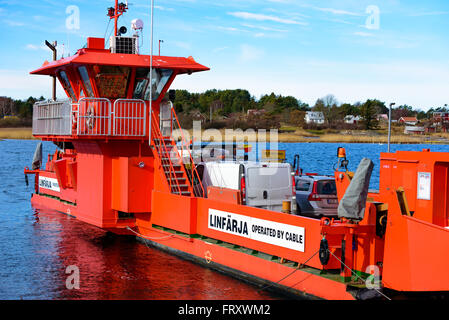 Torhamn, Suède - 18 mars 2016 : le câble orange vif exploité car-ferry entre le continent et l'île. Ytteron Ici vu Banque D'Images