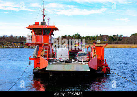 Torhamn, Suède - 18 mars 2016 : le câble orange vif exploité car-ferry entre le continent et l'île. Ytteron Ici vu Banque D'Images