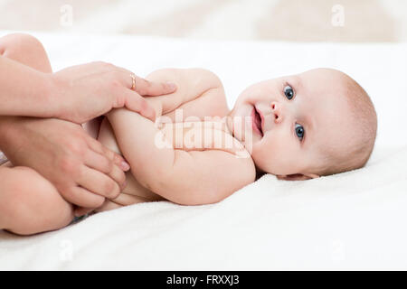 Massage pour bébé. Mère de faire la gymnastique pour enfant. Banque D'Images