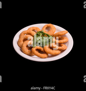 Onion rings sur fond noir still life Banque D'Images