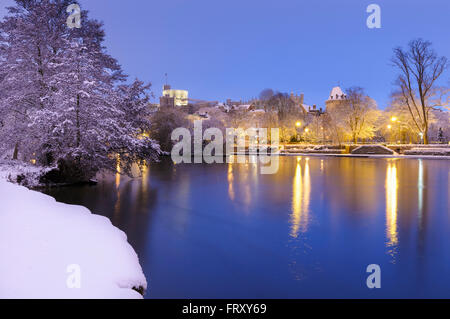 La nuit tombe sur un couvert de neige le château de Windsor et de la Tamise Banque D'Images