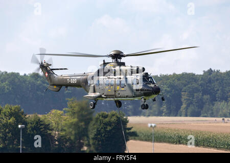 Aerospatiale AS332 (E89) hélicoptère militaire Super Puma T-320 de la Force aérienne suisse (Schweizer Luftwaffe) Banque D'Images