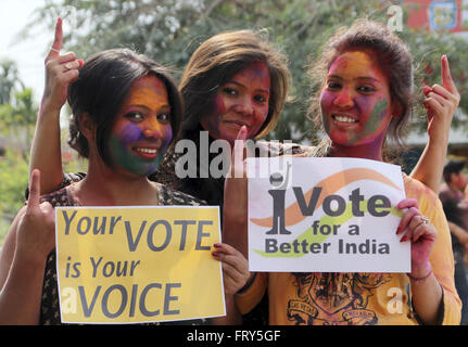 Sivasagar, Assam, Inde. 24Th Mar, 2016. Les filles indiennes posent avec playcards et inciter les gens à venir voter comme ils célèbrent holi, le festival des couleurs à Sivasagar district de nord-est de l'état de l'Assam le 24 mars 2016. Des milliers d'électeurs indiens élira les législateurs pour les 126 sièges à pourvoir dans 25 000 bureaux de vote dans l'état d'Assam en deux phases le 4 avril et 11 juin 2009. Credit : Luit Chaliha/ZUMA/Alamy Fil Live News Banque D'Images