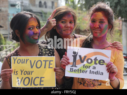 Sivasagar, Assam, Inde. 24Th Mar, 2016. Les filles indiennes posent avec playcards et inciter les gens à venir voter comme ils célèbrent holi, le festival des couleurs à Sivasagar district de nord-est de l'état de l'Assam le 24 mars 2016. Des milliers d'électeurs indiens élira les législateurs pour les 126 sièges à pourvoir dans 25 000 bureaux de vote dans l'état d'Assam en deux phases le 4 avril et 11 juin 2009. Credit : Luit Chaliha/ZUMA/Alamy Fil Live News Banque D'Images