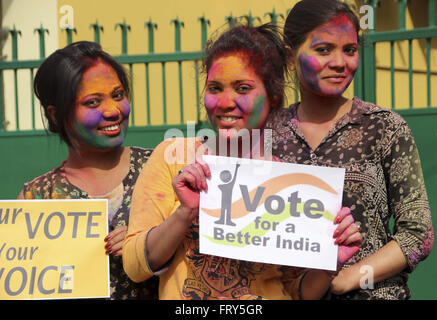 Sivasagar, Assam, Inde. 24Th Mar, 2016. Les filles indiennes posent avec playcards et inciter les gens à venir voter comme ils célèbrent holi, le festival des couleurs à Sivasagar district de nord-est de l'état de l'Assam le 24 mars 2016. Des milliers d'électeurs indiens élira les législateurs pour les 126 sièges à pourvoir dans 25 000 bureaux de vote dans l'état d'Assam en deux phases le 4 avril et 11 juin 2009. Credit : Luit Chaliha/ZUMA/Alamy Fil Live News Banque D'Images