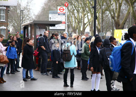 Londres, Royaume-Uni 24 mars 2016 - L'heure de pointe du matin les usagers font face à la misère de voyage comme la ligne Piccadilly stade pilotes 24 heures de grève. Routemasters sont en opération. Banque D'Images