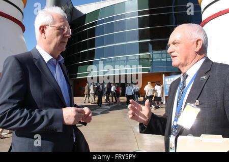 Le président de l'Académie des Sciences Jiri Drahos, gauche, visites du Centre spatial Kennedy de la NASA, en Floride, USA, le mercredi 23 mars, 2016. Sur la photo de droite il y a Tony Gannon, la directrice de l'éducation à Cap Canaveral en Floride, de l'espace. (Photo/CTK Sarka Mrazova) Banque D'Images