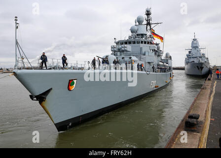 Wilhelmshaven, Allemagne du nord, le 24 mars 2016 : la frégate F213 'Augsburg' de la marine allemande est photographié à la Marine port de Wilhelmshaven. Le navire retourne d'une mission dans le golfe Persique où il a appuyé les porte-avions français "Charles de Gaulle" dans l'opération 'Contre Daesh MAR' contre les EST en Syrie et en Irak. -- Wilhelmshaven, Allemagne, 24. Maerz 2016 : Die Fregatte F213 'Augsburg' der Bundesmarine faehrt im Marinehafen von Wilhelmshaven un ihren Liegeplatz. Mehrmonatigem Das Schiff kehrt nach Einsatz aus dem Persischen Golf zurueck, franzoesischen Flugzeugt wo es den Banque D'Images