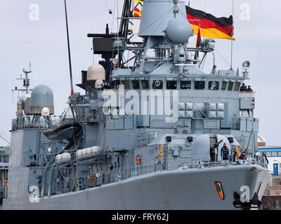 Wilhelmshaven, Allemagne du nord, le 24 mars 2016 : la frégate F213 'Augsburg' de la marine allemande est photographié à la Marine port de Wilhelmshaven. Le navire retourne d'une mission dans le golfe Persique où il a appuyé les porte-avions français "Charles de Gaulle" dans l'opération 'Contre Daesh MAR' contre les EST en Syrie et en Irak. -- Wilhelmshaven, Allemagne, 24. Maerz 2016 : Die Fregatte F213 'Augsburg' der Bundesmarine faehrt im Marinehafen von Wilhelmshaven un ihren Liegeplatz. Mehrmonatigem Das Schiff kehrt nach Einsatz aus dem Persischen Golf zurueck, franzoesischen Flugzeugt wo es den Banque D'Images