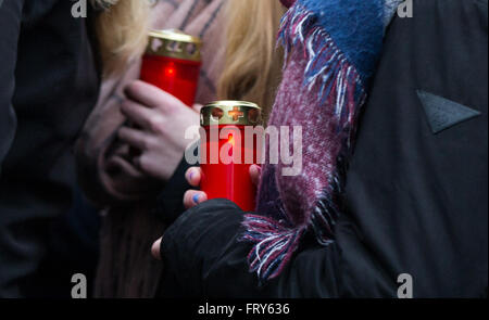 Le Vernet, France. 24Th Mar, 2016. Les gens tiennent des bougies pendant une minute de silence sur la place en face de l'Eglise Saint-sixte à Haltern am See, Allemagne, 24 mars 2016. 16 étudiants et deux professeurs de l'école étaient à bord de l'avion qui s'écrasa sur Germanwings 24 mars 2015, en route de Barcelone à Düsseldorf. Photo : MARCEL KUSCH/dpa dpa : Crédit photo alliance/Alamy Live News Banque D'Images