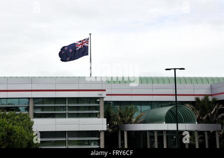 Wellington. Mar 11, 2016. Photo prise le 11 mars 2016 de la Nouvelle-Zélande montre drapeau national actuel à un quartier d'affaires à Auckland, en Nouvelle-Zélande. Les Néo-Zélandais ont voté pour maintenir l'Union Jack britannique dans leur drapeau national, dédaignant le premier ministre John Key pour la soumission d'un changement à une fougère argentée design dans un référendum qui s'est achevée jeudi. © Su Liang/Xinhua/Alamy Live News Banque D'Images