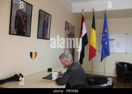 Le Caire, Égypte. 24Th Mar, 2016. L'ambassadeur d'un des pays européens en Egypte est de fournir du réconfort dans l'incident terroriste mort qui a eu lieu à Bruxelles © Fayed El-Geziry/ZUMA/Alamy Fil Live News Banque D'Images