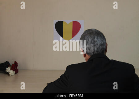 Le Caire, Égypte. 24Th Mar, 2016. L'ambassadeur d'un des pays étrangers de fournir du réconfort à l'intérieur de l'ambassade du Caire belge © El-Geziry Fayed/ZUMA/Alamy Fil Live News Banque D'Images