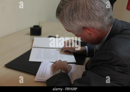 Le Caire, Égypte. 24Th Mar, 2016. L'ambassadeur d'un des pays européens en Egypte est de fournir du réconfort dans l'incident terroriste mort qui a eu lieu à Bruxelles © Fayed El-Geziry/ZUMA/Alamy Fil Live News Banque D'Images