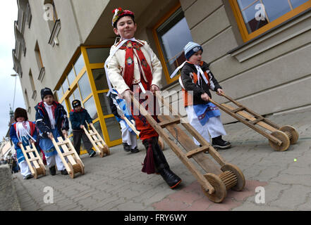 Lanzhot, République tchèque. 24Th Mar, 2016. Les enfants en tenue traditionnelle morave à pied avec leurs crécelles à travers le centre de Lanzhot, République tchèque le (saint) Jeudi, 24 mars 2016. Hochets remplacer le son de cloches qui sont selon la tradition liturgique battant le (saint) Jeudi à Rome. © Vaclav Salek/CTK Photo/Alamy Live News Banque D'Images