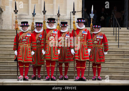 Windsor, Royaume-Uni. 24 mars, 2016. Le garde du corps de la Reine du bon travail de la Garde côtière canadienne à l'extérieur de la Chapelle St George Windsor à la suite de la distribution de l'argent à saint 90 hommes et 90 femmes, une pour chacun des 90 ans de la Reine, au cours de la saint Royal Service. La Reine commémore le Jeudi saint, jour saint chrétien qui tombe sur le jeudi avant Pâques, en offrant l'aumône aux personnes âgées en reconnaissance de service à l'Eglise et à la communauté locale. © Mark Kerrison/Alamy Live News Crédit : Mark Kerrison/Alamy Live News Banque D'Images