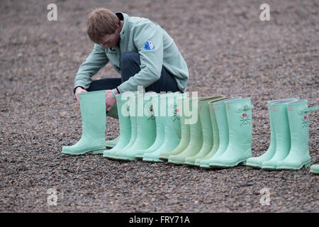 Londres, Royaume-Uni. 24 mars, 2016. La Boat Race. Le Cancer Research UK des courses de bateaux en 2016. Tideway Semaine. (Pratique en plein air au cours de la semaine précédant les courses qui ont lieu le dimanche de Pâques 27 mars 2016.) l'Université de Cambridge (CUBC) équipage bleu sur une pratique sortie. L'Université de Cambridge (CUBC) Bleu Bateau équipage :- Bow) Felix Newman ; 2) Ali Abbasi ; 3) Charles Fisher ; 4) Clemens Auersperg ; 5) Luc Juckett ; 6) Henry Hoffstot ; 7) Ben Ruble ; Course) Tredell Lance ; Cox) Ian Middleton, entraîneur-chef Steve Trapmore), Crédit : Duncan Grove/Alamy Live News Banque D'Images