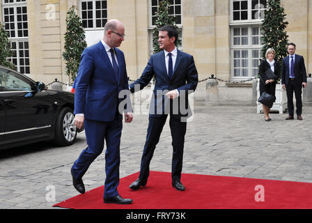 Le Premier ministre français, Manuel Valls, à droite, se réunit avec son homologue tchèque Bohuslav Sobotka à Paris, France, le jeudi 24 mars, 2016. (CTK Photo/Milan Syrucek) Banque D'Images