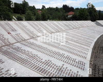 Srebrenica, en Bosnie-Herzégovine. 19 Juin, 2015. Noms des victimes, sculpté dans le marbre, au mémorial du génocide près de Srebrenica, en Bosnie-Herzégovine, le 19 juin 2015. Photo : Thomas Brey/dpa/Alamy Live News Banque D'Images