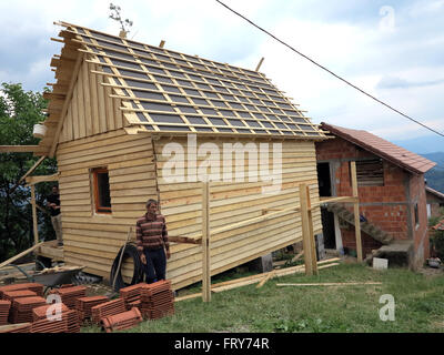 Srebrenica, en Bosnie-Herzégovine. 19 Juin, 2015. Maisons en bois de l'organisme autrichien 'aider les agriculteurs à Srebrenica, en Bosnie-Herzégovine, le 19 juin 2015. Photo : Thomas Brey/dpa/Alamy Live News Banque D'Images