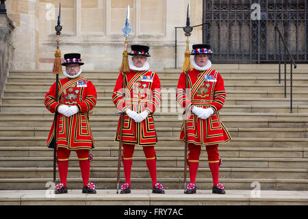 Windsor, Royaume-Uni. 24 mars, 2016. Le garde du corps de la Reine du bon travail de la Garde côtière canadienne à l'extérieur de la Chapelle St George Windsor à la suite de la distribution de l'argent à saint 90 hommes et 90 femmes, une pour chacun des 90 ans de la Reine, au cours de la saint Royal Service. La Reine commémore le Jeudi saint, jour saint chrétien qui tombe sur le jeudi avant Pâques, en offrant l'aumône aux personnes âgées en reconnaissance de service à l'Eglise et à la communauté locale. Credit : Mark Kerrison/Alamy Live News Banque D'Images