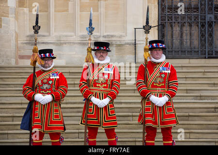 Windsor, Royaume-Uni. 24 mars, 2016. Le garde du corps de la Reine du bon travail de la Garde côtière canadienne à l'extérieur de la Chapelle St George Windsor à la suite de la distribution de l'argent à saint 90 hommes et 90 femmes, une pour chacun des 90 ans de la Reine, au cours de la saint Royal Service. La Reine commémore le Jeudi saint, jour saint chrétien qui tombe sur le jeudi avant Pâques, en offrant l'aumône aux personnes âgées en reconnaissance de service à l'Eglise et à la communauté locale. Credit : Mark Kerrison/Alamy Live News Banque D'Images