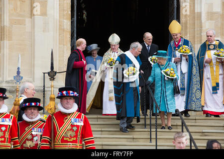 Windsor, Royaume-Uni. 24 mars, 2016. Sa Majesté la Reine, accompagnée de Son Altesse Royale le duc d'Édimbourg et le Royal le parti, quitte à la Chapelle St George Windsor à la suite de la distribution de l'argent à saint 90 hommes et 90 femmes, une pour chacun des 90 ans de la Reine, au cours de la saint Royal Service. La Reine commémore le Jeudi saint, jour saint chrétien qui tombe sur le jeudi avant Pâques, en offrant l'aumône aux personnes âgées en reconnaissance de service à l'Eglise et à la communauté locale. Credit : Mark Kerrison/Alamy Live News Banque D'Images