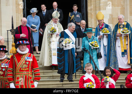 Windsor, Royaume-Uni. 24 mars, 2016. Sa Majesté la Reine, accompagnée de Son Altesse Royale le duc d'Édimbourg et le Royal le parti, quitte à la Chapelle St George Windsor à la suite de la distribution de l'argent à saint 90 hommes et 90 femmes, une pour chacun des 90 ans de la Reine, au cours de la saint Royal Service. La Reine commémore le Jeudi saint, jour saint chrétien qui tombe sur le jeudi avant Pâques, en offrant l'aumône aux personnes âgées en reconnaissance de service à l'Eglise et à la communauté locale. Credit : Mark Kerrison/Alamy Live News Banque D'Images