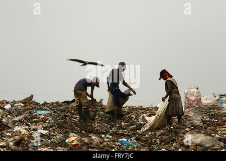 Dhaka, Bangladesh. 24 mars, 2016. La sélection des enfants ramasseurs de déchets non-biodégradables à utiliser pour l'industrie du recyclage au triage de vidage à Dhaka. C'est un endroit qui en garanti pour interférer avec les glandes olfactives des passants. La terre disgracieuses avec rien mais les ordures répartis sur une vaste zone, va entraîner des étourdissements et une maux dans une personne moyenne en quelques minutes. Banque D'Images