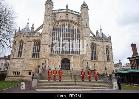 Windsor, Royaume-Uni. 24 mars, 2016. Le garde du corps de la Reine du bon travail de la Garde côtière canadienne à l'extérieur de la Chapelle St George Windsor à la suite de la distribution de l'argent à saint 90 hommes et 90 femmes, une pour chacun des 90 ans de la Reine, au cours de la saint Royal Service. La Reine commémore le Jeudi saint, jour saint chrétien qui tombe sur le jeudi avant Pâques, en offrant l'aumône aux personnes âgées en reconnaissance de service à l'Eglise et à la communauté locale. Credit : Mark Kerrison/Alamy Live News Banque D'Images