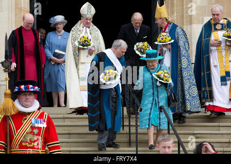 Windsor, Royaume-Uni. 24 mars, 2016. Sa Majesté la Reine, accompagnée de Son Altesse Royale le duc d'Édimbourg et le Royal le parti, à l'extérieur de la Chapelle St George Windsor à la suite de la distribution de l'argent à saint 90 hommes et 90 femmes, une pour chacun des 90 ans de la Reine, au cours de la saint Royal Service. La Reine commémore le Jeudi saint, jour saint chrétien qui tombe sur le jeudi avant Pâques, en offrant l'aumône aux personnes âgées en reconnaissance de service à l'Eglise et à la communauté locale. Credit : Mark Kerrison/Alamy Live News Banque D'Images