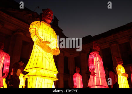 Bogota, Colombie. Mar 23, 2016. Personnes visitent l'exposition 'les lanternes des guerriers de terre cuite, dans le 15e Festival de théâtre ibéro-américain, à Bogota, Colombie, le 23 mars 2016. "Les lanternes de la terre cuite sont des répliques artistique de l'armée de la tombe du premier empereur de Chine Qinshihuang, qui régna au iiie siècle avant J.-C., et ont été faites par le sculpteur chinois Xia Nan marquant les Jeux Olympiques de 2008 à Beijing. Le spectacle, une partie de la 15e Festival de théâtre ibéro-américain, est prévu de fermer le 27 mars dans la capitale colombienne. © Jhon Paz/Xinhua/Alamy Live News Banque D'Images