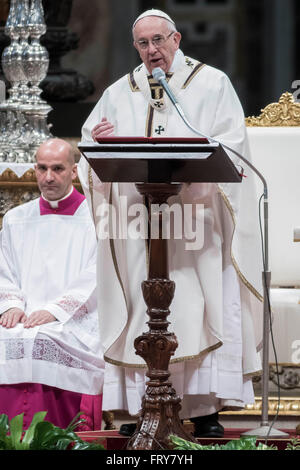 La cité du Vatican. 24 mars, 2016. Pape Francis offre son homélie lors de la messe chrismale du Jeudi Saint (Jeudi saint) qui marque le début des célébrations de Pâques à la basilique Saint Pierre au Vatican, Cité du Vatican, le 24 mars 2016. La Messe chrismale est la liturgie traditionnelle, au cours de laquelle les huiles à utiliser dans les sacrements de l'initiation, l'ordre et la guérison tout au long de l'année à venir sont bénis. C'est aussi un moment particulièrement profond d'unité parmi le clergé du diocèse avec l'évêque. © Giuseppe Ciccia/Pacific Press/ Banque D'Images