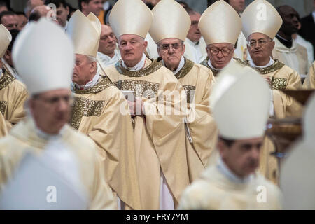 La cité du Vatican. 24 mars, 2016. Cardinaux feuilles à la fin de la messe chrismale du Jeudi Saint (Jeudi saint) qui marque le début des célébrations de Pâques à la basilique Saint Pierre au Vatican, Cité du Vatican, le 24 mars 2016. La Messe chrismale est la liturgie traditionnelle, au cours de laquelle les huiles à utiliser dans les sacrements de l'initiation, l'ordre et la guérison tout au long de l'année à venir sont bénis. C'est aussi un moment particulièrement profond d'unité parmi le clergé du diocèse avec l'évêque. © Giuseppe Ciccia/Pacific Press/Alamy Liv Banque D'Images