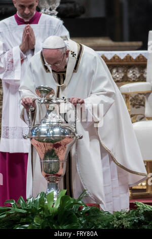 La cité du Vatican. 24 mars, 2016. Le pape François souffle à l'intérieur une amphore contenant de l'huile sainte qu'il célèbre la Messe chrismale du Jeudi Saint (Jeudi saint) qui marque le début des célébrations de Pâques à la basilique Saint Pierre au Vatican, Cité du Vatican, le 24 mars 2016. La Messe chrismale est la liturgie traditionnelle, au cours de laquelle les huiles à utiliser dans les sacrements de l'initiation, l'ordre et la guérison tout au long de l'année à venir sont bénis. C'est aussi un moment particulièrement profond d'unité parmi le clergé du diocèse avec l'évêque. (Photo de Giuseppe Ciccia/Pré du Pacifique Banque D'Images