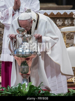 La cité du Vatican. 24 mars, 2016. Le pape François souffle à l'intérieur une amphore contenant de l'huile sainte qu'il célèbre la Messe chrismale du Jeudi Saint (Jeudi saint) qui marque le début des célébrations de Pâques à la basilique Saint Pierre au Vatican, Cité du Vatican, le 24 mars 2016. La Messe chrismale est la liturgie traditionnelle, au cours de laquelle les huiles à utiliser dans les sacrements de l'initiation, l'ordre et la guérison tout au long de l'année à venir sont bénis. C'est aussi un moment particulièrement profond d'unité parmi le clergé du diocèse avec l'évêque. (Photo de Giuseppe Ciccia/Pré du Pacifique Banque D'Images