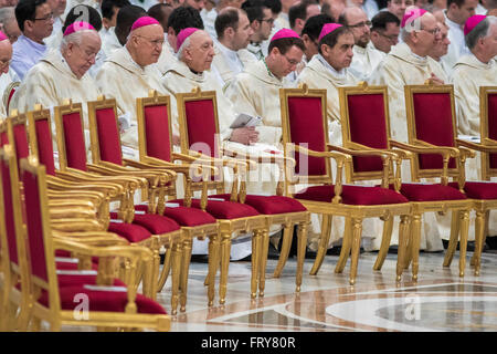 La cité du Vatican. 24 mars, 2016. Évêques assister à la messe chrismale du Jeudi Saint (Jeudi saint) qui marque le début des célébrations de Pâques célébrée par le Pape François dans la Basilique Saint Pierre au Vatican, Cité du Vatican, le 24 mars 2016. La Messe chrismale est la liturgie traditionnelle, au cours de laquelle les huiles à utiliser dans les sacrements de l'initiation, l'ordre et la guérison tout au long de l'année à venir sont bénis. C'est aussi un moment particulièrement profond d'unité parmi le clergé du diocèse avec l'évêque. © Giuseppe Ciccia/pres du Pacifique Banque D'Images