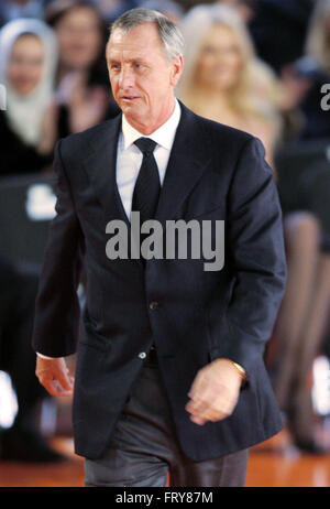 PIC DE FICHIER : un fichier photo en date du 09 décembre 2005 montre la légende du football néerlandais Johan Cryuff à Leipzig, en Allemagne, où il a aidé à faire le tirage pendant le tirage au sort pour la finale de la Coupe du Monde de la FIFA 2006. Dpa : Crédit photo alliance/Alamy Live News Banque D'Images