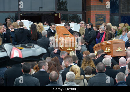 Londonderry, en Irlande du Nord. 24 mars, 2016. Les funérailles d'un famille, tragédie de Donegal Londonderry (Irlande du Nord), le 24 mars 2016. Les cercueils de la famille Daniels et McGrotty qui ont perdu la vie lorsque leur voiture a glissé de Buncrana Pier dans le comté de Donegal, le dimanche 20 mars arrivée à l'église Sainte Famille. Ballymagroary Les victimes ont été Sean McGrotty (49), son fils Mark (12) et Evan (8), sa belle-mère Ruth Daniels (59) et Jodie Lee Daniels (14). Quatre mois Rionaghac-Ann McGrotty a été sauvé de la voiture. Crédit : George Sweeney/Alamy Live News Banque D'Images