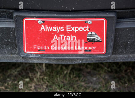 Pahokee, Florida, USA. 24Th Mar, 2016. Une plaque sur le camion garé près de la scène d'un livre 50 000 camions semi-remorques chargés avec le maïs sucré a été frappé par un train exploité par le Centre de la Floride du Sud Express, Inc. sur Morgan Road près de Pahokee, Floride le 24 mars 2016. Personne n'a été blessé dans l'accident. Le maïs doux issu de fermes d'Eastgate a été reconditionné et expédiés à l'emballage. Credit : Allen Eyestone/Le Palm Beach Post/ZUMA/Alamy Fil Live News Banque D'Images