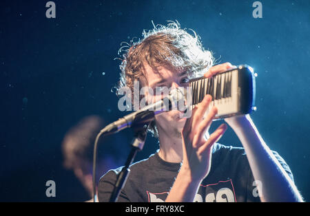 Berlin, Allemagne. Mar 21, 2016. Henning musicien peut exécute pendant un concert de son groupe AnnenMayKantereit à Berlin, Allemagne, 21 mars 2016. Photo : HENRIK JOSEF BOERGER/DPA - PAS DE FIL - SERVICE/dpa/Alamy Live News Banque D'Images