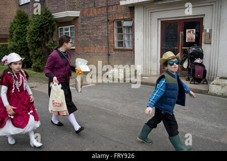 Londres, Royaume-Uni. 24 mars, 2016. Célébrations juives Pourim 2016 à Stamford Hill, Londres, Royaume-Uni. Les enfants et les adultes célébrer portant des costumes et de l'échange présente dans la communauté. Credit : Julio Etchart/Alamy Live News Banque D'Images